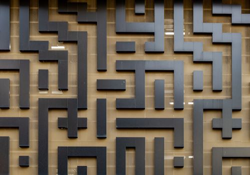 black-maze-wall-z1c9juteR5c.jpg